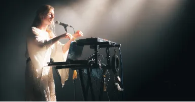 Deva // vendég: Tindia