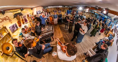 Kamasz Táncház a Szapora Bandával